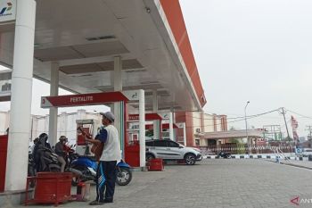 Pengamen jalanan yang menghibur pengendara di SPBU Kota Palu