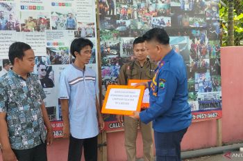 Damkar Lampung Selatan salurkan bantuan ke warga korban kebakaran