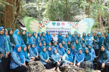 PKK Sulsel menyerahkan bantuan telur dan susu atasi stunting di Maros