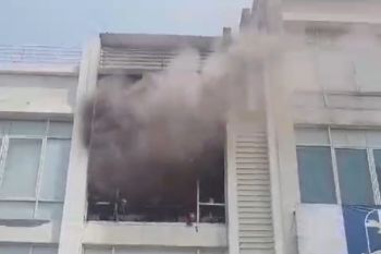 Hati-hati isi daya ponsel