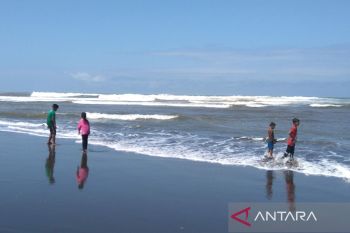 BMKG: Waspadai gelombang sangat tinggi di laut selatan  Jabar-DIY
