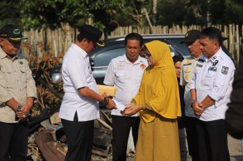 Pemkab Lampung Barat serahkan bantuan korban kebakaran di Way Empulaulu