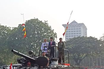 Presiden Jokowi naik tank memeriksa kesiapan pasukan di HUT ke-78 TNI