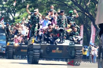Defile  kendaraan tempur meriahkan HUT TNI di Kodam Diponegoro