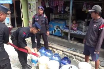 Brimob Polda Sulawesi Tenggara salurkan 7.200 liter air bersih ke Kolaka Utara
