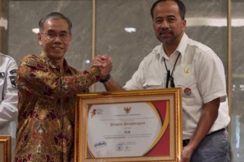 PLN UID Sumbar Terima Penghargaan Gubernur