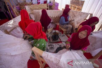 Membatik massal dalam rangka Hari Batik