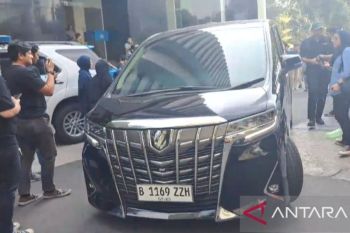Mobil Mentan tinggalkan Polda Metro Jaya