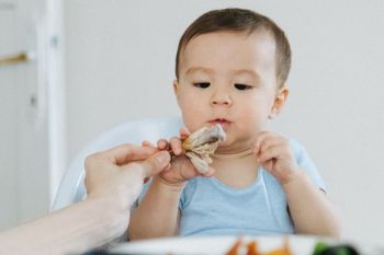 Anak melepeh makanan bisa jadi karena masalah tekstur