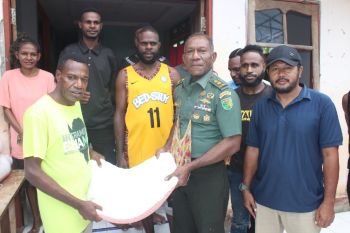 Prajurit Korem 172/PWY bagikan bingkisan kasih di asrama mahasiswa