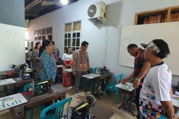 PLN berdayakan perempuan rentan di Sumba lewat program menjahit