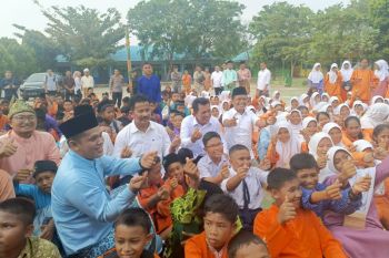 Menteri Bahlil beri sejumlah bantuan kepada sekolah di Rempang