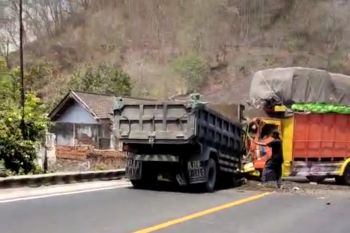 Dua luka berat, dam truk adu jangkrik di jalan raya Lombok Barat