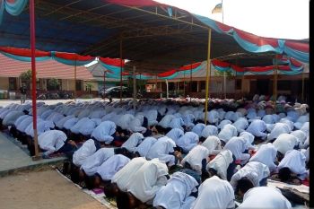 Siswa dan guru SMP di Palembang gelar shalat minta turun hujan