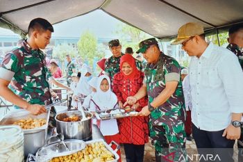 Kodam II/Sriwijaya bagikan makanan  sehat kepada siswa sekolah dasar