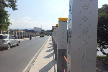 Tiang bermotif daun kelor dipasang di Jembatan 1 Kota Palu