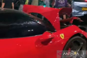 Pengemudi Ferrari yang tabrak lima kendaraan jadi tersangka