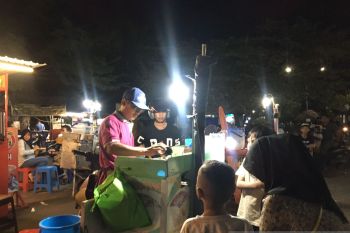 Aneka jajanan yang dijual kawasan Masjid Agung Palu