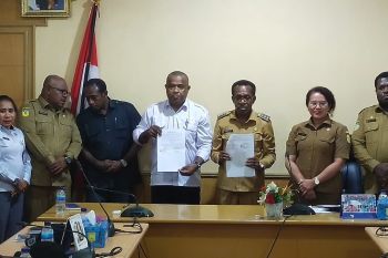 Pemkot Jayapura-KPU dan Bawaslu tandatangani NPHD pilkada 2024