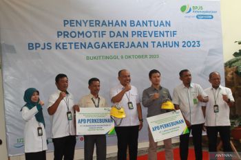 BPJS Ketenagakerjaan serahkan bantuan promotif dan preventif 2023 di Bukittinggi