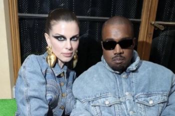 Julia Fox ungkap Kanye West pernah menawarkan operasi payudara saat main Uno