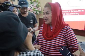"Water Bombing" bantu padamkan kebakaran TPA Jatibarang