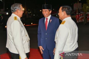 Jokowi beri "kode keras" saat tampak akrab dengan Prabowo-SBY
