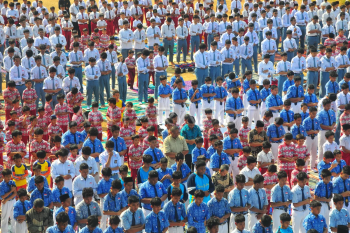 Siswa dan guru melaksanakan shalat minta hujan di Kudus