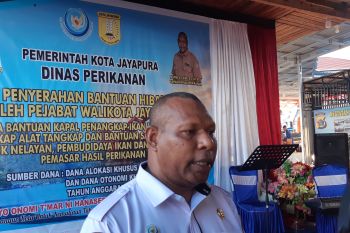 Dinas Perikanan Jayapura pasang transplantasi menjaga sumber daya laut