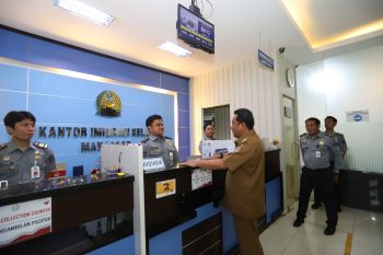 Pj Gubernur Sulsel mengapresiasi inovasi pelayanan Imigrasi Makassar