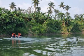 Basarnas Padang mencari warga Bengkulu hanyut