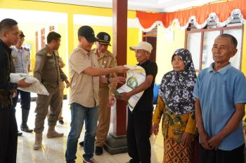 Pemkab Gunungkidul menyalurkan beras cadangan pemerintah bantu masyarakat