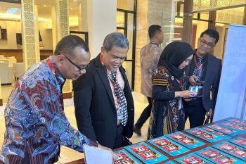 Pos Indonesia memperkenalkan prangko personal pada ajang AHLF 2023