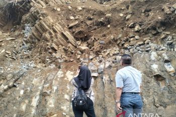 Ahli geologi menduga gundukan batuan di Padang Pariaman kekar kolom