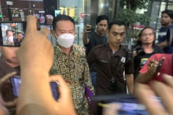 KPK periksa Bupati Lamongan Yuhronur Efendi delapan jam