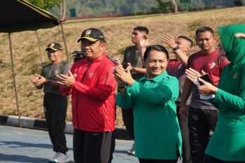 Pangdam XIII-anggota Yonif 712 olahraga bersama jalin silaturahmi
