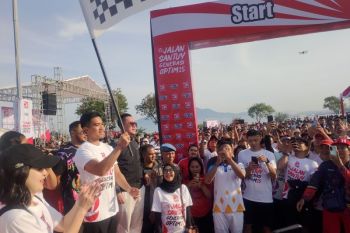 Ribuan orang ramaikan acara jalan sehat bareng Kaesang di Kota Manado
