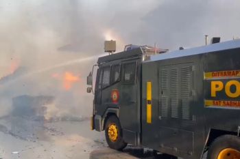 Pabrik PT Pura terbakar, polisi kerahkan mobil penyemprot air