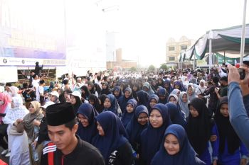 Ribuan santri ikuti jalan sehat sarungan di Bandarlampung
