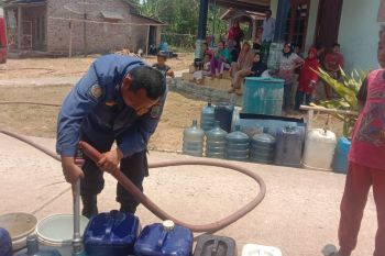 Damkar Lampung Selatan salurkan 4.000 liter air bersih untuk warga