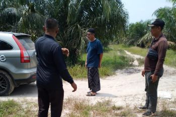 Kapolsek Bungaraya bawa tahanan keluar diperiksa Propam Polda Riau