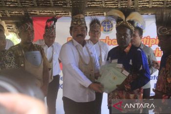 Menteri ATR/BPN serahkan sertifikat HPL masyarakat adat Sawoi Hnya Jayapura