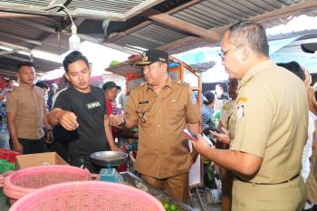 Pj Gubernur Sulsel tinjau harga bahan pokok di Pasar Daya Makassar