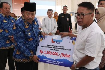 Pemkab Agam salurkan bantuan biaya hidup bagi 151 mahasiswa