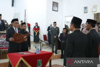 Ketua DPRD Pinrang melantik PAW dua anggota PPP dan Golkar