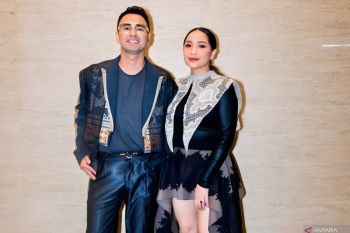 Raffi Ahmad dan keluarga padukan kombinasi warna busana di Hari Raya