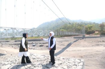 Khofifah: Jembatan gantung Kaliregoyo akses kebangkitan ekonomi