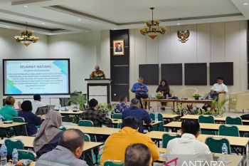 Pemrov Kalbar mengevaluasi tim pelaksanaan penetapan harga TBS sawit