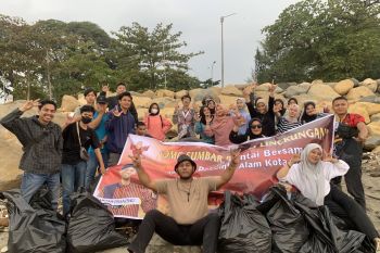 Orang Muda Ganjar gelar aksi peduli lingkungan dengan bersih-bersih Pantai Taplau