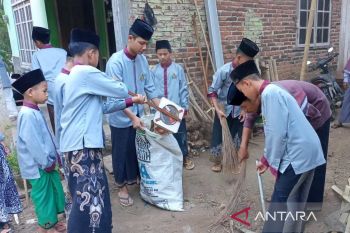 Santri di Temanggung laksanakan bakti sosial sambut Hari  Santri